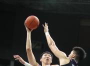 熊猫体育- 冰球友谊赛焦点战：关东雄狮队大胜中原雷豹队，外线火力全开。反击锐度十足